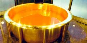 Mau Berendam di Bak Emas? Harga Sewanya Bikin Badan Menggigil