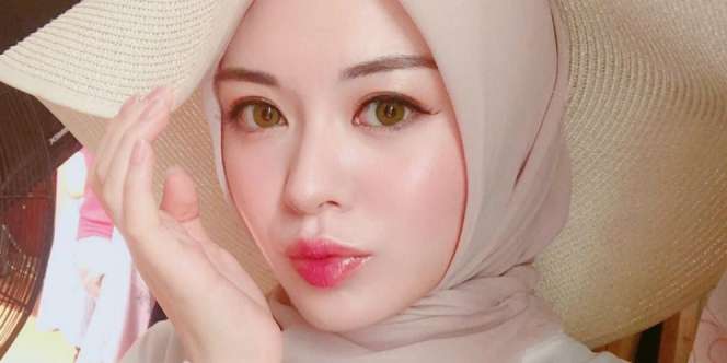 Gaya Hijab Ayana Moon yang Teduh Menawan