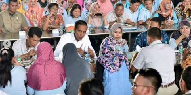 Momen Jokowi Makan Bareng Buruh Pabrik, Menunya Sama