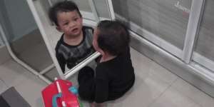 Video Anak di Depan Cermin Ini Bikin Netizen Ketakutan