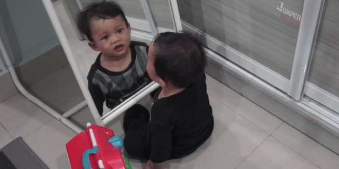 Video Anak di Depan Cermin Ini Bikin Netizen Ketakutan