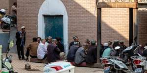 Gerak-gerik 13 Juta Etnis Muslim Uighur Dipantau China Lewat HP?