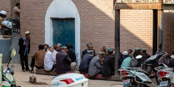 Gerak-gerik 13 Juta Etnis Muslim Uighur Dipantau China Lewat HP?