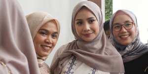 Gaya Hijab Nagita Slavina Melenggang di Trunk Show