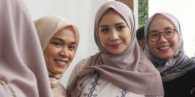 Gaya Hijab Nagita Slavina Melenggang di Trunk Show