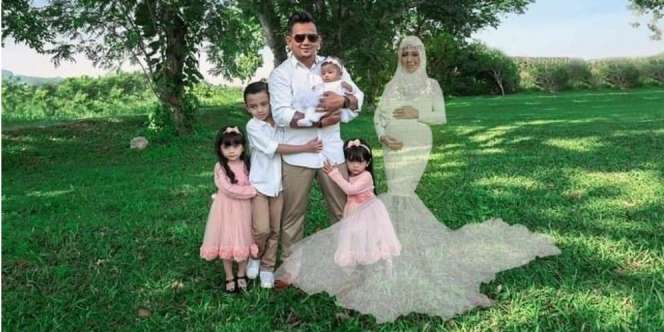 Cerita Pilu Foto Keluarga dengan 'Arwah' Ibunda