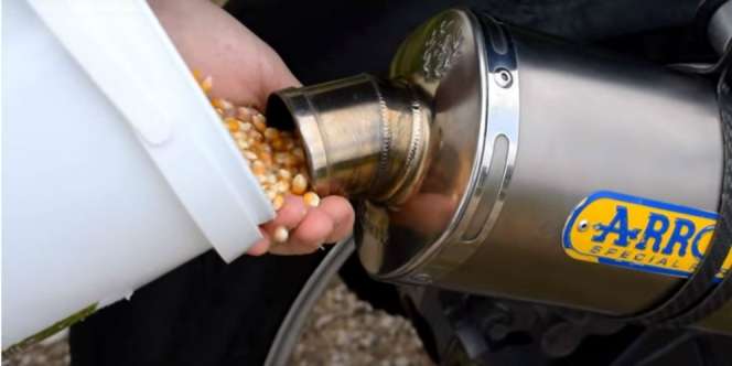 Jangan Ditiru, Pria Ini Masak Popcorn Pakai Knalpot