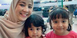Cara Natasha Rizki Ajarkan Bersyukur Pada Buah Hati