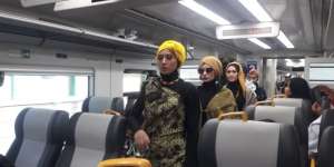 Lenggok Busana Karya Mustahik Baznas di Fashion Show Dalam Kereta