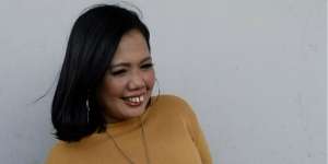 Elly Sugigi Kesurupan, Jatuh Dua Kali