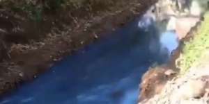 Geger Air Kali Cipinang Muara Mendadak Berwarna Biru