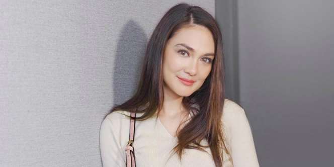 Gaya Kompak Makeup Luna Maya dan Halsey di Billboard Music Awards