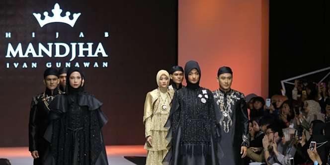 Pesona Galaksi Andromeda di Busana Muslim Ivan Gunawan