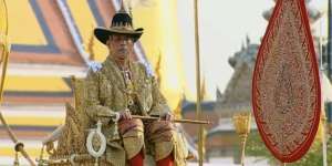 Pakaian Emas Raja Thailand Jadi Sorotan