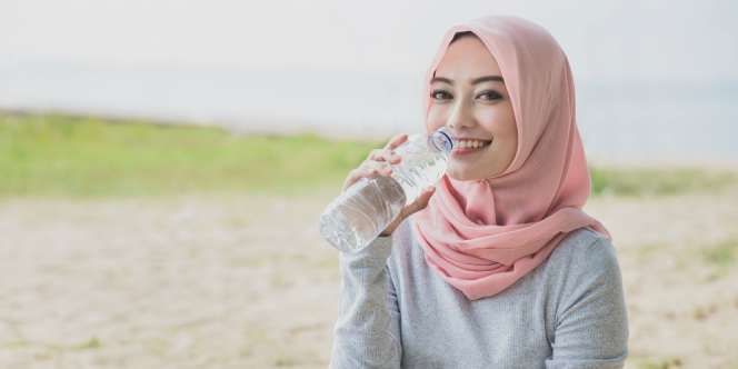 Tangkal Dehidrasi Saat Puasa dengan Pola Minum 2-4-2
