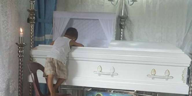 Bikin Mewek, Bocah Ini Tak Mau Tidur Jauh dari Jenazah Ibu