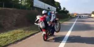 Motor Bonceng Motor, Aksi Dua Sahabat Ini Jadi Tontonan