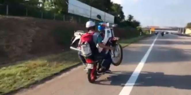 Motor Bonceng Motor, Aksi Dua Sahabat Ini Jadi Tontonan