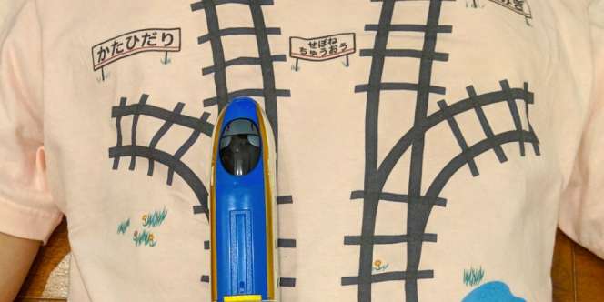 Kaus Unik, Bikin Si Kecil 'Memijat' Sambil Main Kereta