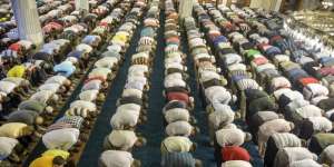 Sholat Tarawih Kilat di Indramayu, 23 Rakaat Selesai dalam 7 Menit