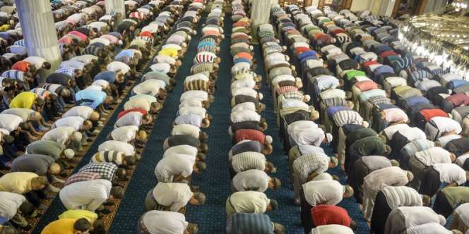 Sholat Tarawih Kilat di Indramayu, 23 Rakaat Selesai dalam 7 Menit