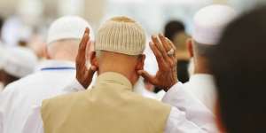 Viral Gerakan Sholat Super Kilat, Bisa Dengar Bacaan Imam?