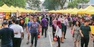Kena Denda Gara-Gara Jual di Bazar Ramadan Pakai HP dan Arloji