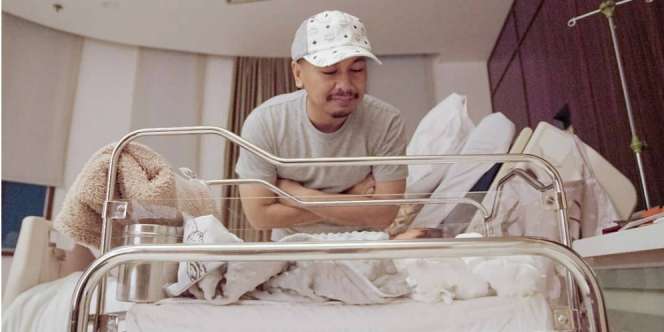Gaya Kaku Raditya Dika Gendong Putrinya Bikin Ngakak