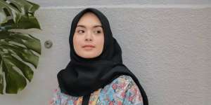 Inspirasi Gamis Modern ala Vebby Palwinta