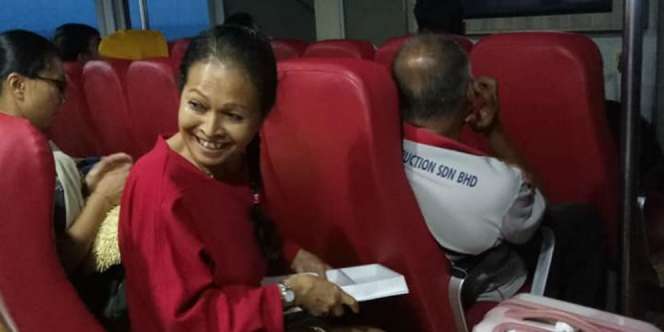 Terharu, Ibu NonMuslim Buka Semua Oleh-Oleh Cokelat Demi Takjil Penumpang Feri
