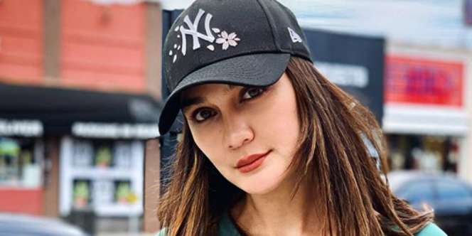 Unboxing Paket, Luna Maya Pakai Kaus 'Kutang' Jutaan Rupiah