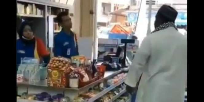 Viral! Diberi Sumbangan Rp1.000, Pria Berjubah Mengamuk