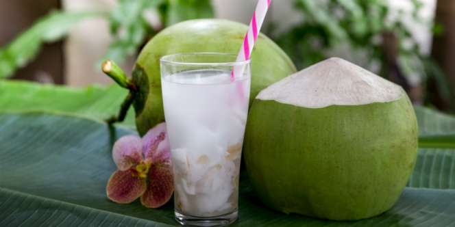 Menu Buka Puasa Menyegarkan Teh Susu Kelapa Muda, Yuk Bikin!
