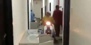 Kocak, Ustaz Bawa Motor ke Lorong Asrama Bangunkan Santri