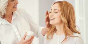 6 Tips Kecantikan Ibumu yang Masih Dipakai Sampai Sekarang