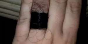 Pria Lamar Kekasih Dengan Cincin Tunangan dari Rambutnya, Romantis atau Jijik?