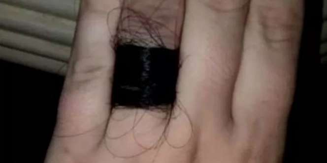 Pria Lamar Kekasih Dengan Cincin Tunangan dari Rambutnya, Romantis atau Jijik?