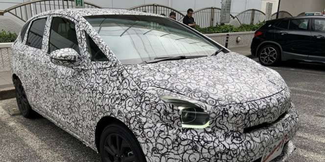 Tertangkap Lagi Ngaspal, Inikah Penampakan Honda Jazz Listrik?