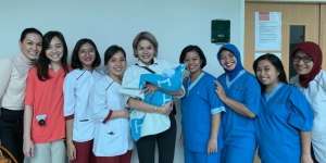 Gaya Nikita Mirzani Gendong Anak Pakai Selimut Seharga Motor