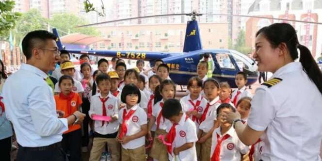 Wali Murid Tajir, Bawa Helikopter ke Sekolah Anak Buat Bahan Belajar