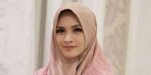 Baru Berhijab, Gaya Donita Sudah Modis dan Kece