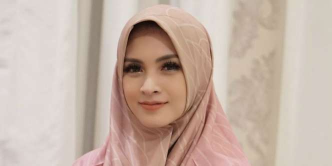 Baru Berhijab, Gaya Donita Sudah Modis dan Kece