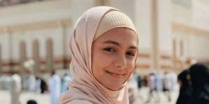 Berhijab Saat Umroh, Amanda Rawles Bikin Pangling