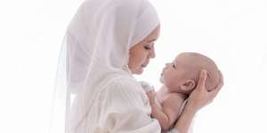 Hukum Membatalkan Salat Saat Anak Menangis