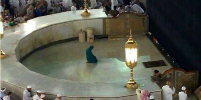 Masya Allah, Petugas Kebersihan Sholat di Hijr Ismail Seorang Diri