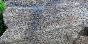 Mau Rp32 Juta? Terjemahkan Misteri Tulisan di Batu Prasasti Ini