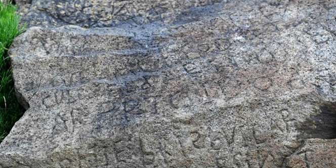 Mau Rp32 Juta? Terjemahkan Misteri Tulisan di Batu Prasasti Ini