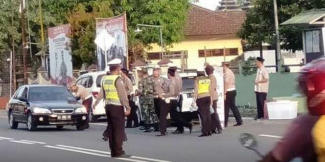 Polisi-TNI Bagi-bagi Takjil, Pengendara Putar Balik Dikira Ada Razia