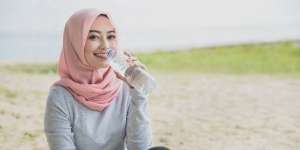 Trik Minum Banyak Air Tak Sering Buang Air Kecil