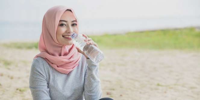 Trik Minum Banyak Air Tak Sering Buang Air Kecil